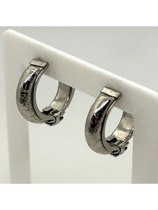 Estate Jewelry - Silver Tone Snap Hoop Earrings 1990s Etched Floral Pattern Hinged Huggie Vintage